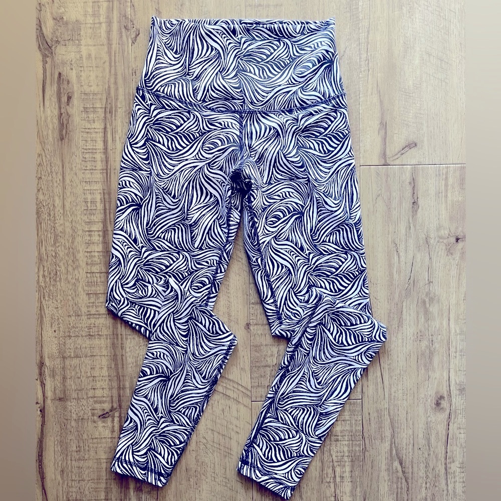 DYI NWOT Full length Wave Pattern Leggings